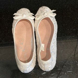 Beautiful white lace shoes size 4 worn once